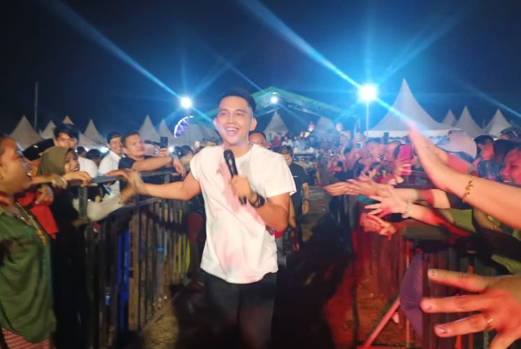 Pecah! Penampilan Indra Sinaga Ada Band Pukau Masyarakat Desa Sabintulung
