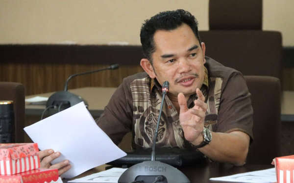 Ketua DPRD Kaltim Berikan Bantuan Satu Ambulan Ke Pemuda