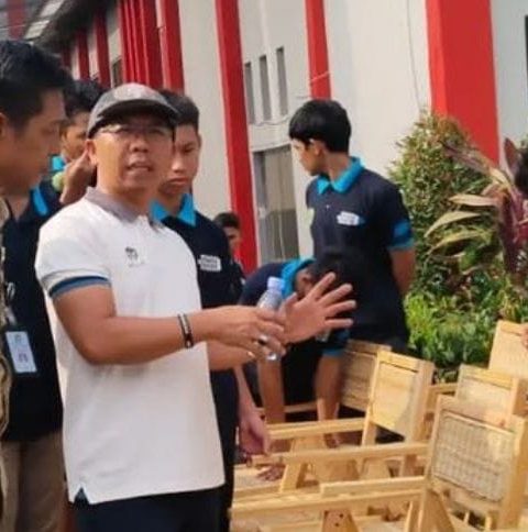 Dispora Kaltim Gelar Pelatihan Pembuatan Kursi Gratis