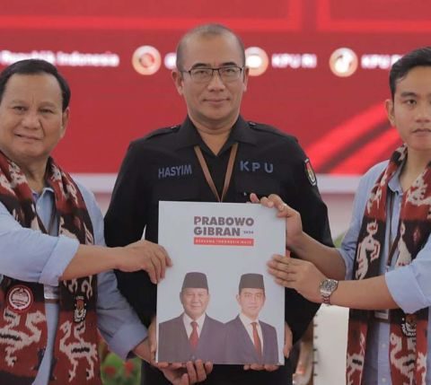 Hasto Ditelpon Ketum Golkar, Gibran “Menguningkah”?