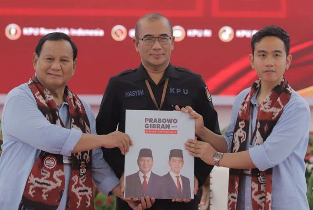 Hasto Ditelpon Ketum Golkar, Gibran “Menguningkah”?