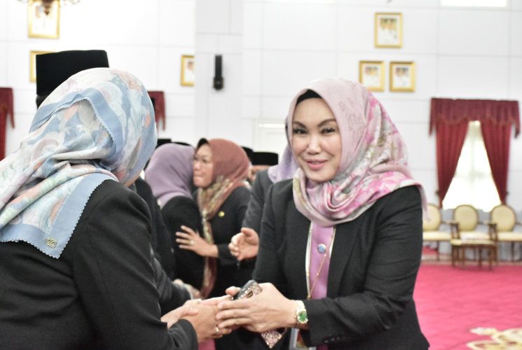 14 Pejabat Dilingkungan Pemprov Kaltim Dilantik, Sekwan Norhayati Beri Selamat