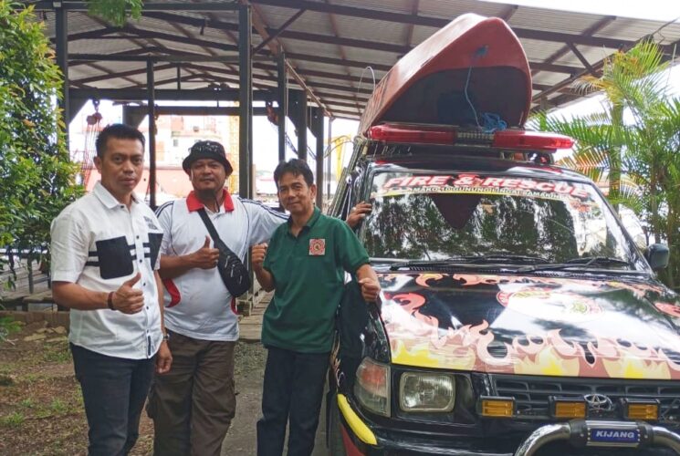 HDCI Kaltim Serahkan Bantuan Perahu Ke Mako 10 Gunung Lingai