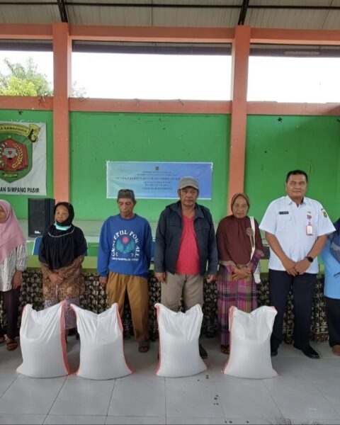 Bantuan Pangan Samarinda Disalurkan, Ratusan Warga Simpang Pasir Antusias