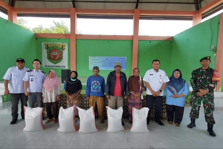 Bantuan Pangan Samarinda Disalurkan, Ratusan Warga Simpang Pasir Antusias