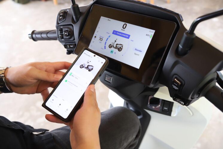 Tetap Update Dan Terkoneksi Saat Di Jalan Dengan RoadSync Duo Pada Honda CUV E