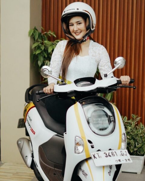 Tips Cari Aman Saat Naik Sepeda Motor bagi Kartini Masa Kini