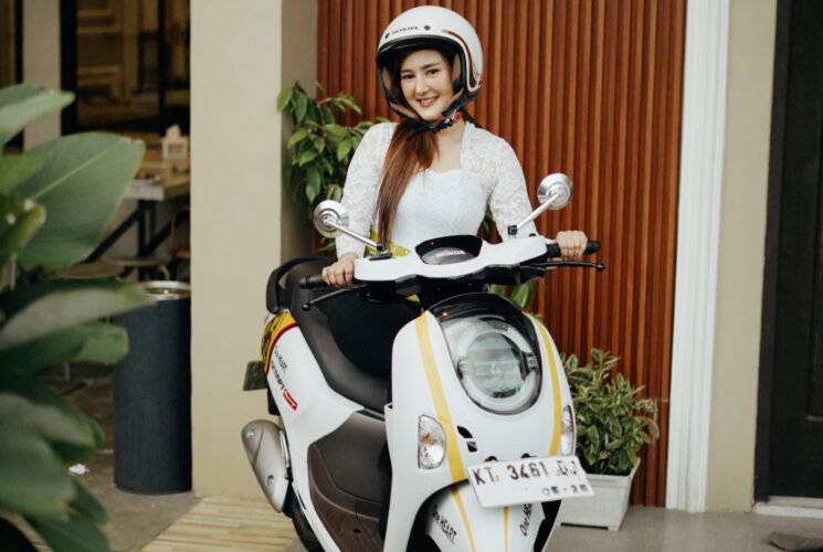 Tips Cari Aman Saat Naik Sepeda Motor bagi Kartini Masa Kini
