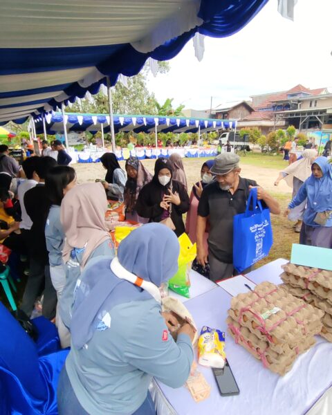 Ratusan Warga Serbu Lapangan Griya Mukti Demi Sembako Terjangkau