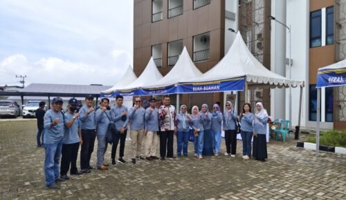 Hujan Tak Surutkan Minat Warga Berburu Sembako Murah di GPM Sempaja Selatan