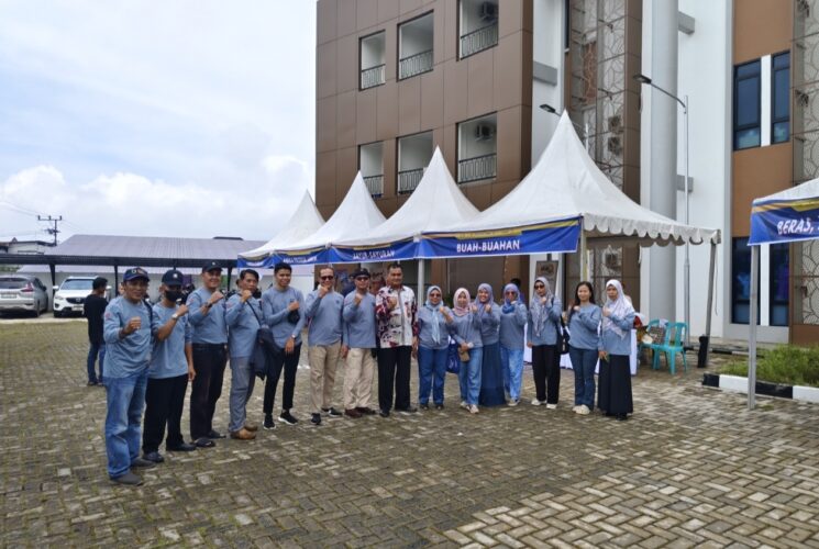 Hujan Tak Surutkan Minat Warga Berburu Sembako Murah di GPM Sempaja Selatan