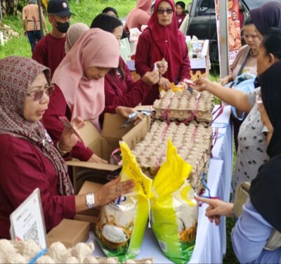 GPM Sambangi Warga Cendana. Lapangan Becek Tak Surutkan Antusias Berburu Sembako Murah