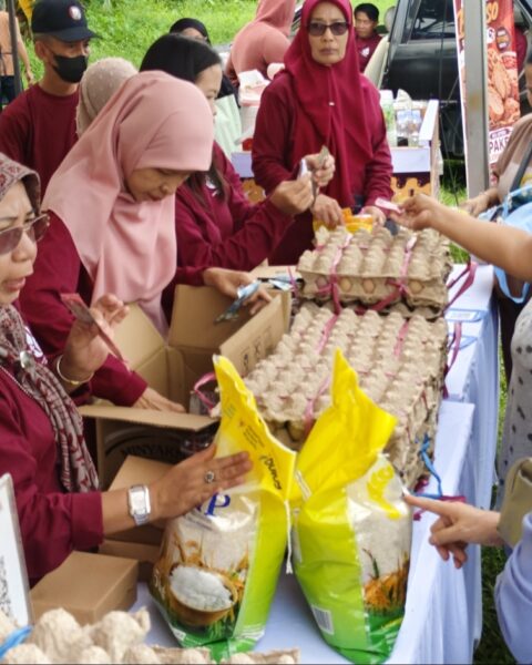 GPM Sambangi Warga Cendana. Lapangan Becek Tak Surutkan Antusias Berburu Sembako Murah