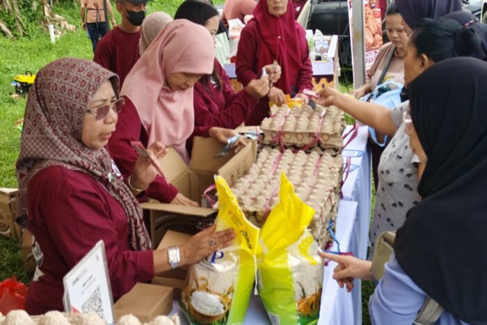 GPM Sambangi Warga Cendana. Lapangan Becek Tak Surutkan Antusias Berburu Sembako Murah