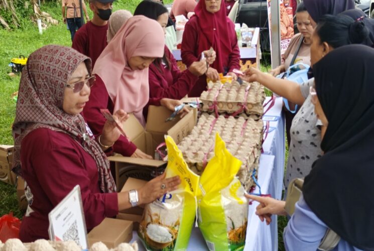 GPM Sambangi Warga Cendana. Lapangan Becek Tak Surutkan Antusias Berburu Sembako Murah