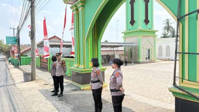 Polres Lampung Utara turunkan personel polwan amankan salat Jumat di sejumlah masjid di Kotabumi.