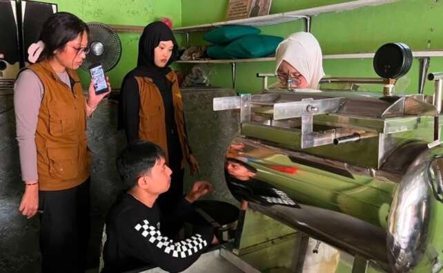 Dengan vacuum frying Itera kualitas keripik pisang tetap terjaga meski produksi dilakukan secara berulang. (Foto: Itera)