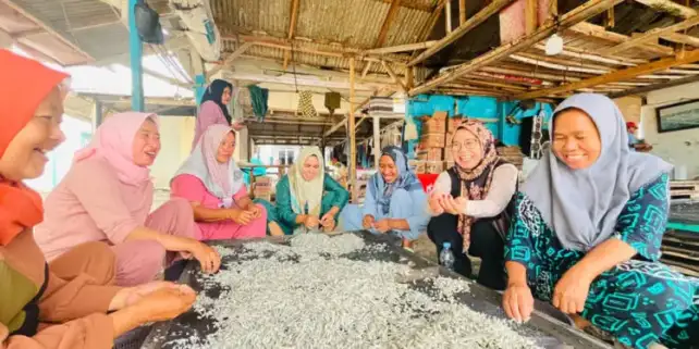 Proses pengolah ikan asin di Pulau Pasaran.