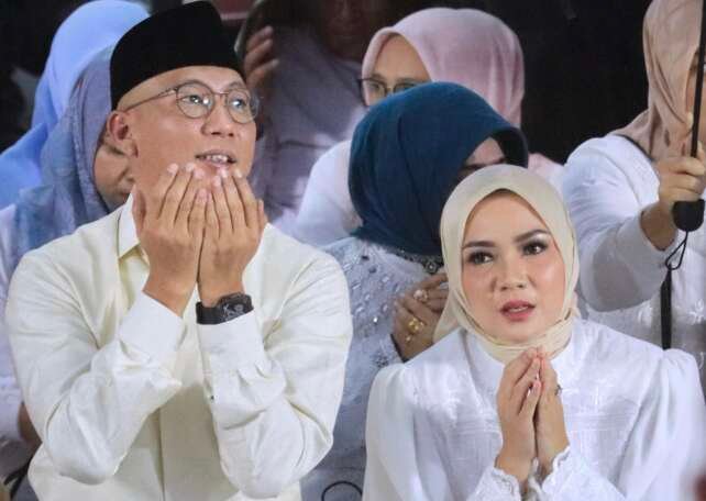 Gubernur Mirza didampingi istri, Purnama Wulan Sari. (Foto: ist)