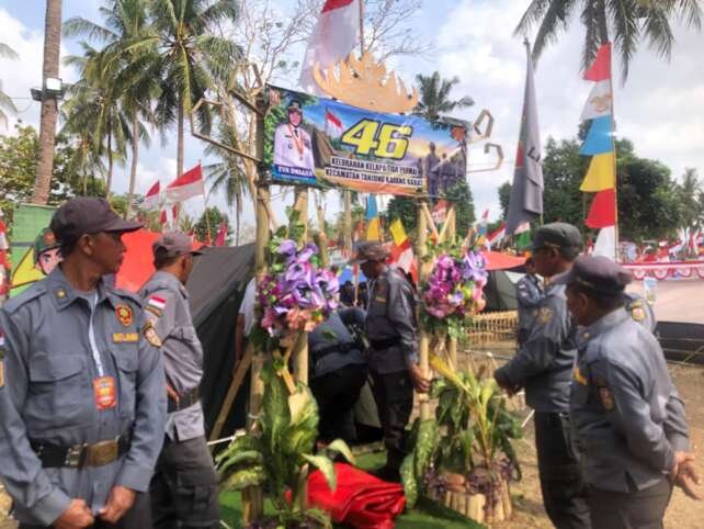 Personel Linmas melipat tenda dan berkemas pertanda Kemah Bhakti Satya Linmas berakhir.(foto: Onoff)