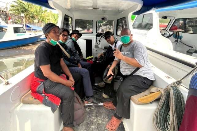 Rombongan wartawan di kapal cepat Arupadhatu 1 sesaat sebelum berangkat ke perairan Selat Sunda.(foto: ist)
