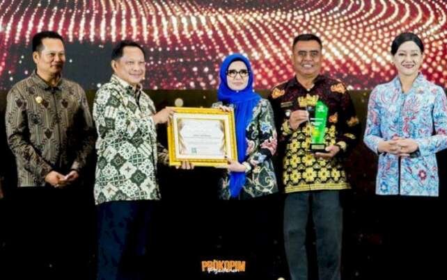 Bupati Pesawaran Nanda Indira menerima penghargaan yang diserahkan Mendagri Tito Karnavian.(foto: ist)