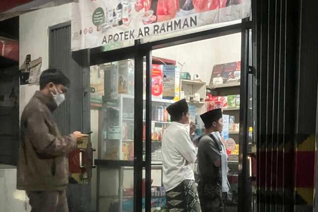 Akibat hujan debu, warga Bandar Lampung berburu masker. Beberapa apotek terpantau dikunjungi pembeli masker.(foto: Onoff)