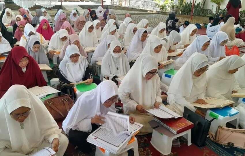 Para manula antusias belajar mengaji di Griya Al-Qur'an.(foto: Onoff)