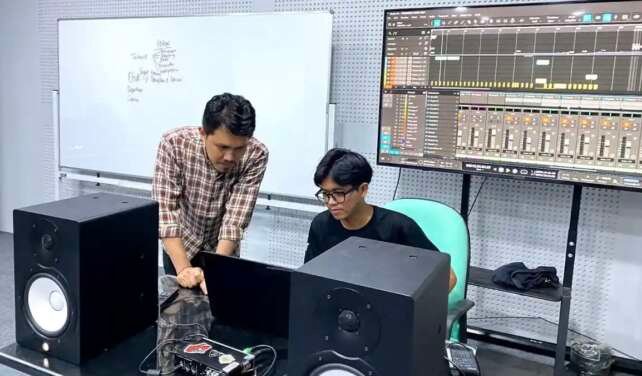 Pendampingan tim pengabdian Unila pada mitra pada penerapan Digital Audio Workstation.(foto: ist)