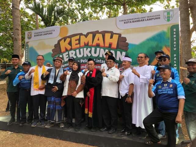 Wali Kota Eva Dwiana bersama para tokoh lintas agama.(foto: Onoff)
